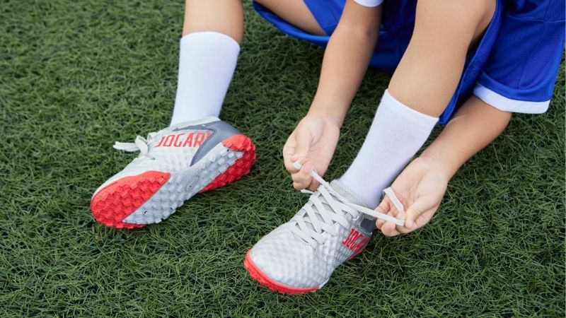 Khám Phá Cách Chọn Giày Đá Bóng Phù Hợp Với Từng Mặt Sân