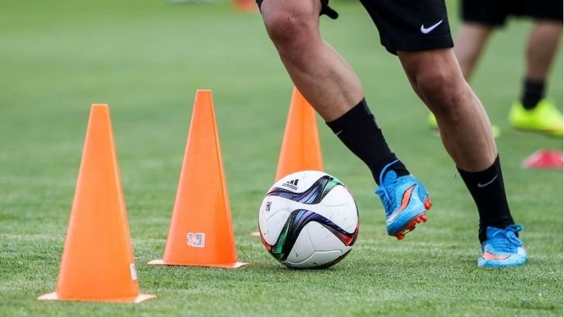 Kỹ Năng Solo Bóng Đá | Cách Qua Người Khi Bị Áp Sát